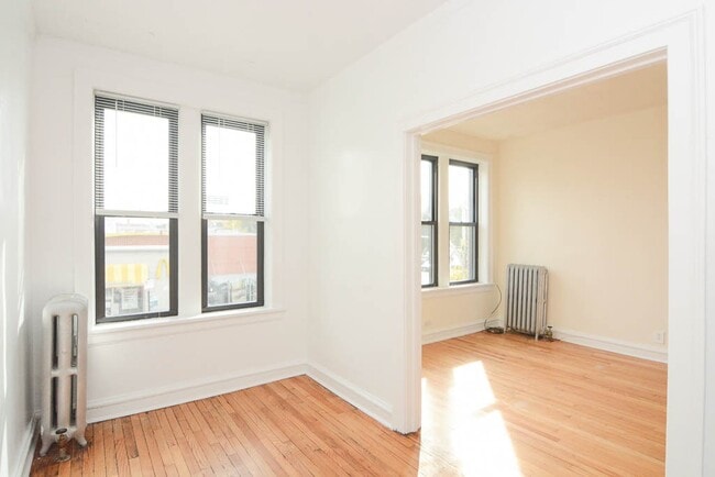 Building Photo - 2704 N Sawyer Ave