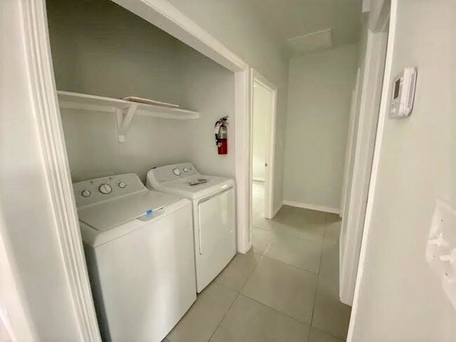 Building Photo - 1914 Bahamas Dr