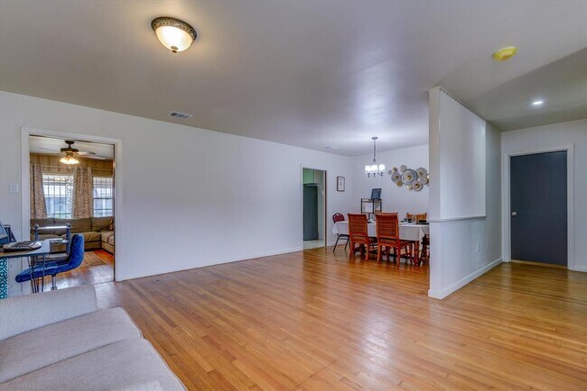 Foto del edificio - 5611 Milart St