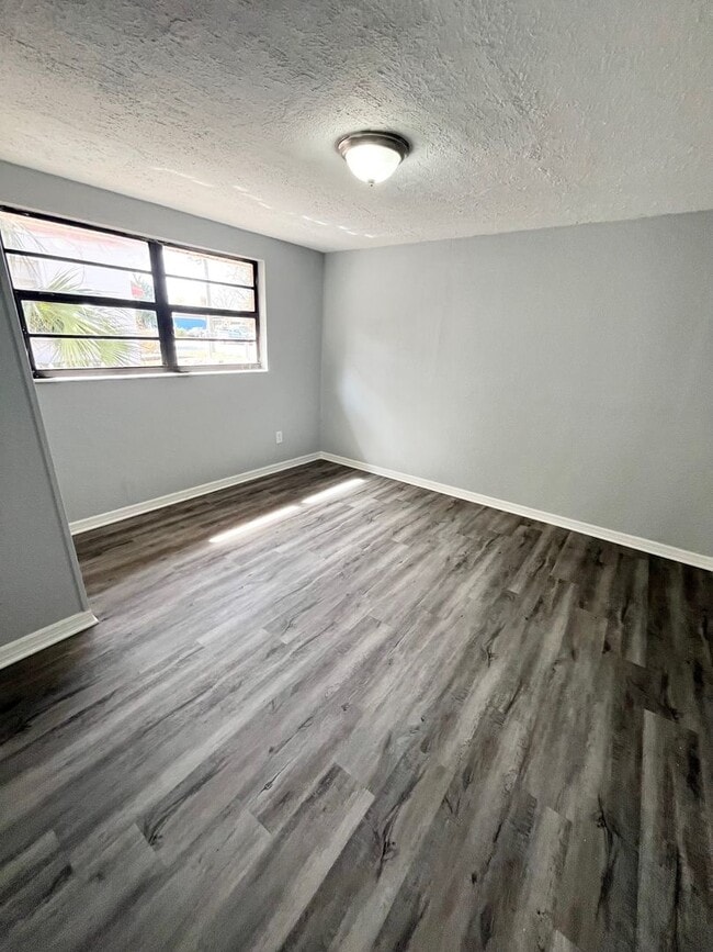 Building Photo - 2554 Palm Dr NE