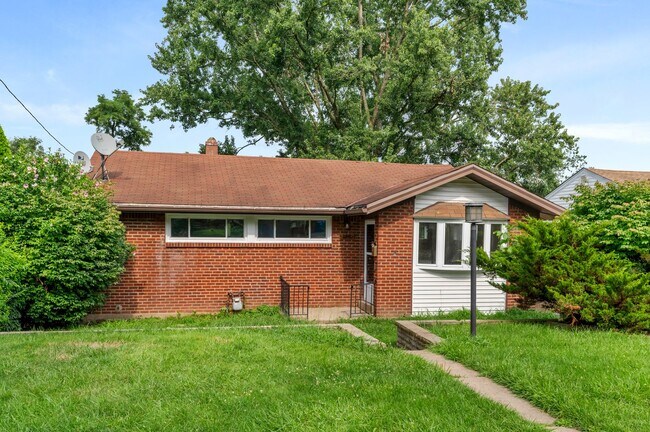 Foto del edificio - Gorgeous 3 bedroom home in Penn Hills avai...