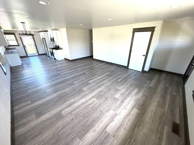 Foto del edificio - Single Level 3 Bed / 2 bath Home; Pet Friendly, Fenced back yard, Double car Garage