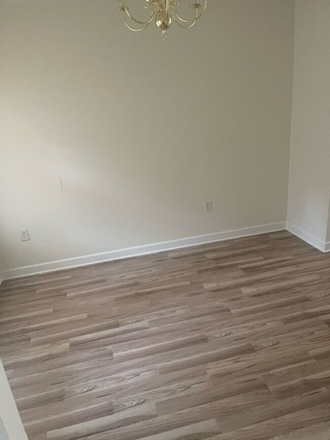 Building Photo - End unit townhome in Stonebrook