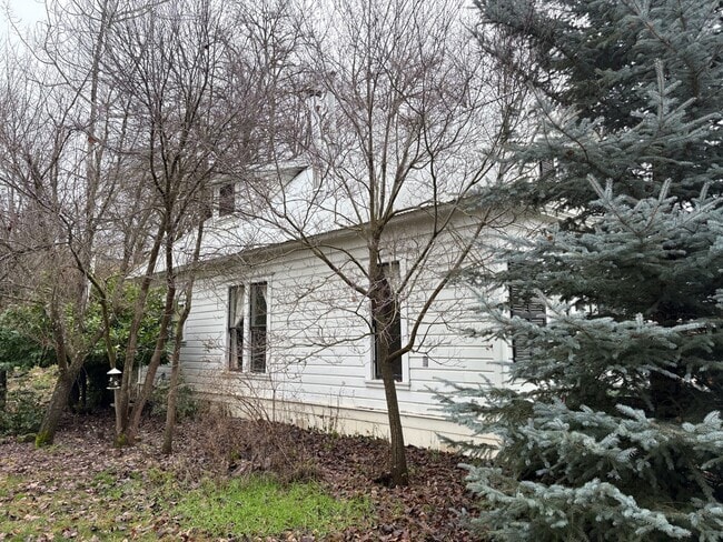 Building Photo - 731 Main St