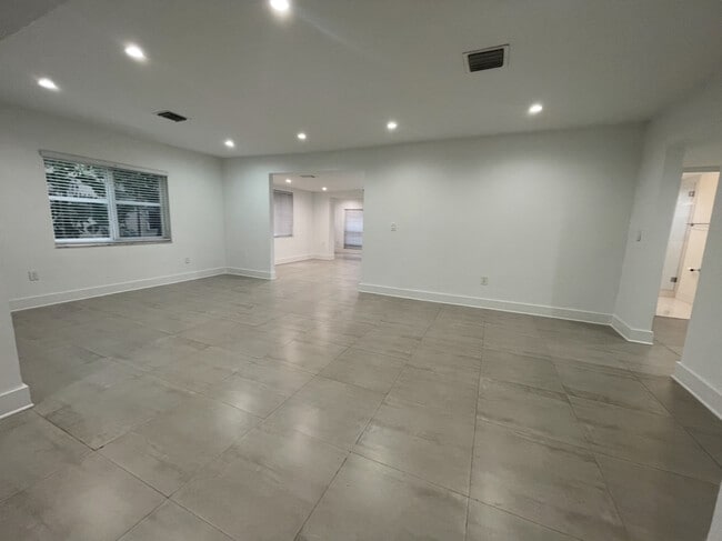 Building Photo - 607 Velarde Ave