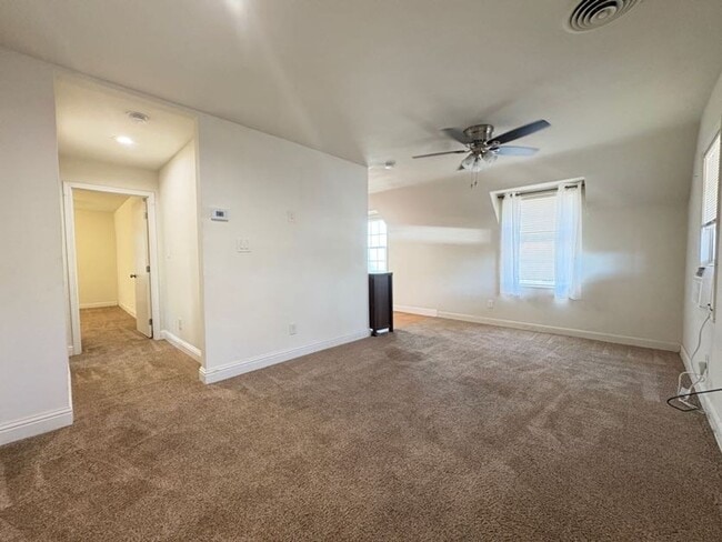 Building Photo - Charming 2 Bedroom Upstairs Unit in the He...