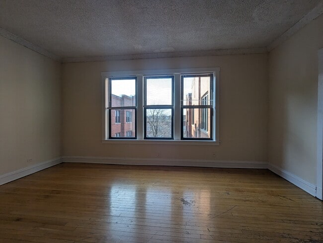 Building Photo - 3523 N Racine Ave