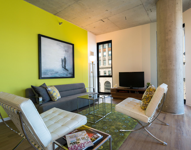 Foto del edificio - 1600 W Division St