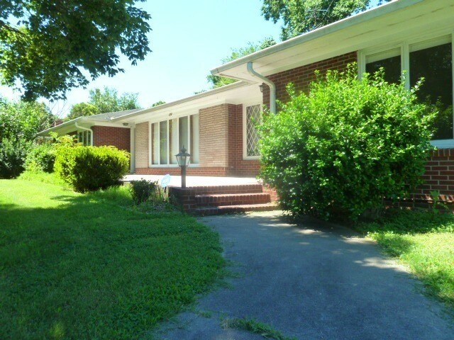 Foto del edificio - Walk to Campus! Incredible location, amazing space in this sprawling 4br home in downtown Chapel ...
