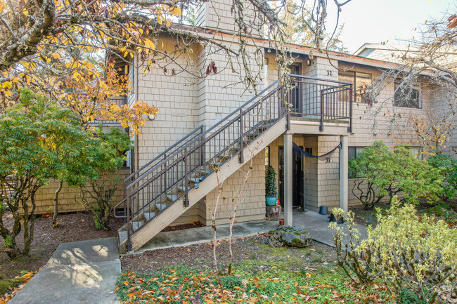 Entrada - Kingsgate Park Condominiums