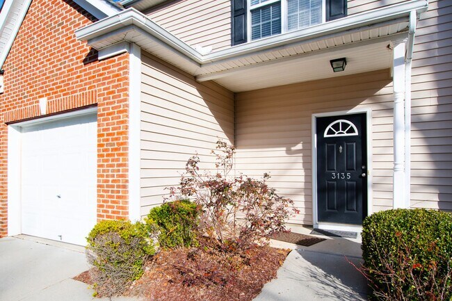 Building Photo - Great Raleigh Townhouse in Pine Knoll Townes!