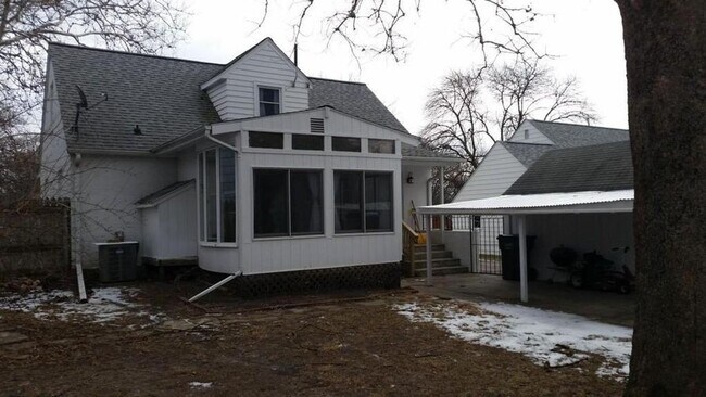 Building Photo - Large 3 bedroom house, washer & dryer, yar...