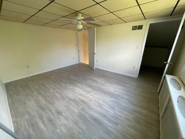 Upstairs bedroom - 915 Levengood Rd