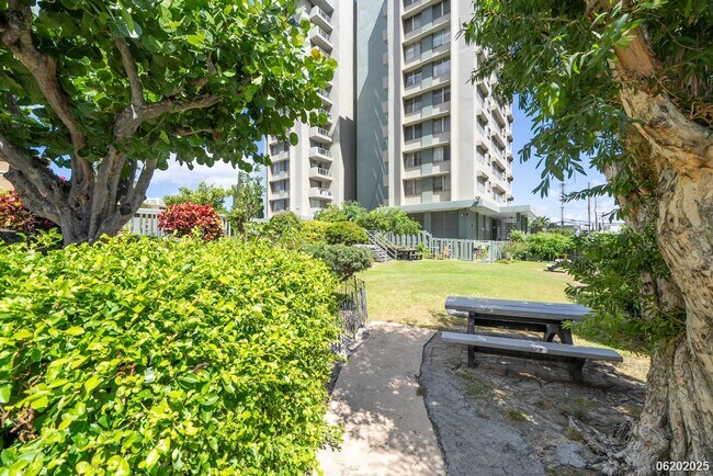 Foto del edificio - $2400 / 2 BD, 1 BA, 1 parking Condo in Hon...