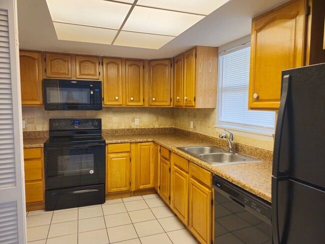 Building Photo - Very Cozy 2 Bedroom 1 Bath with Water incl...
