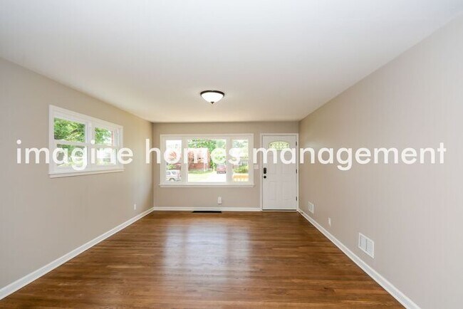 Building Photo - 3 bedroom, 2 bath in Forest Hills School D...