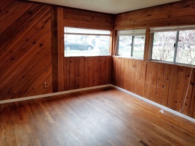 Building Photo - South Eugene 3 bed/2 bath with huge fenced...