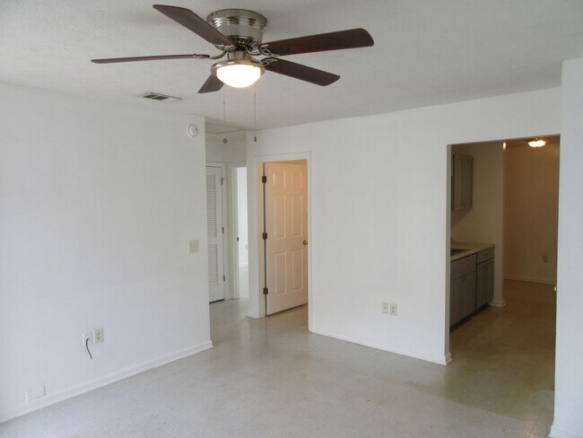 Building Photo - 5501 Hilltop Ave