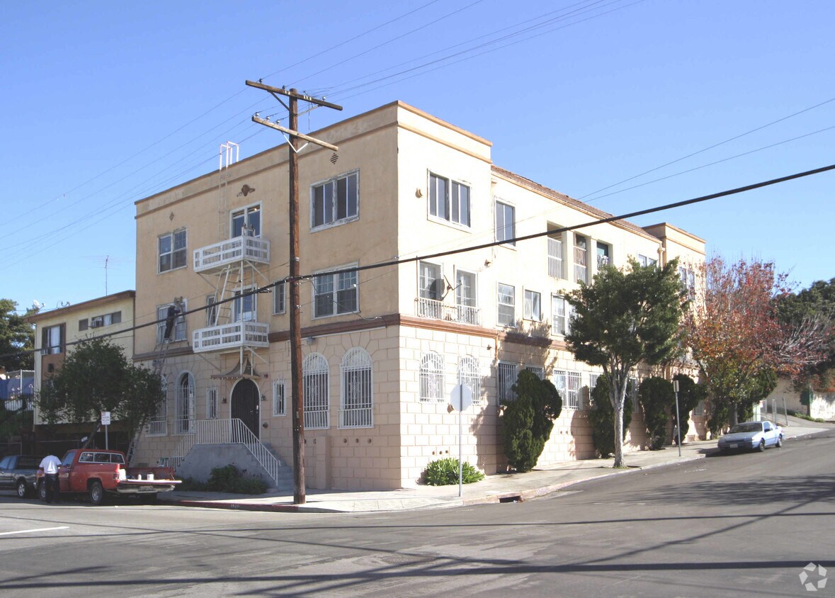 Building Photo - 300 N Bonnie Brae St