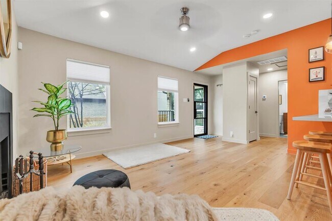 Foto del edificio - 9700 Sugar Hill Dr