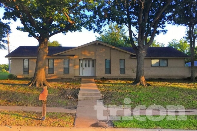 Building Photo - 1301 Willow Way