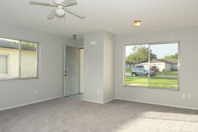 Foto del edificio - Spacious 2 Bedroom 2 Bath with Garage Avai...