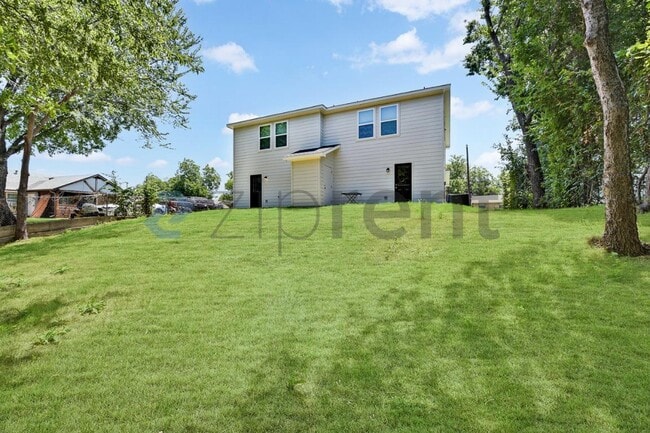 Building Photo - Unit A