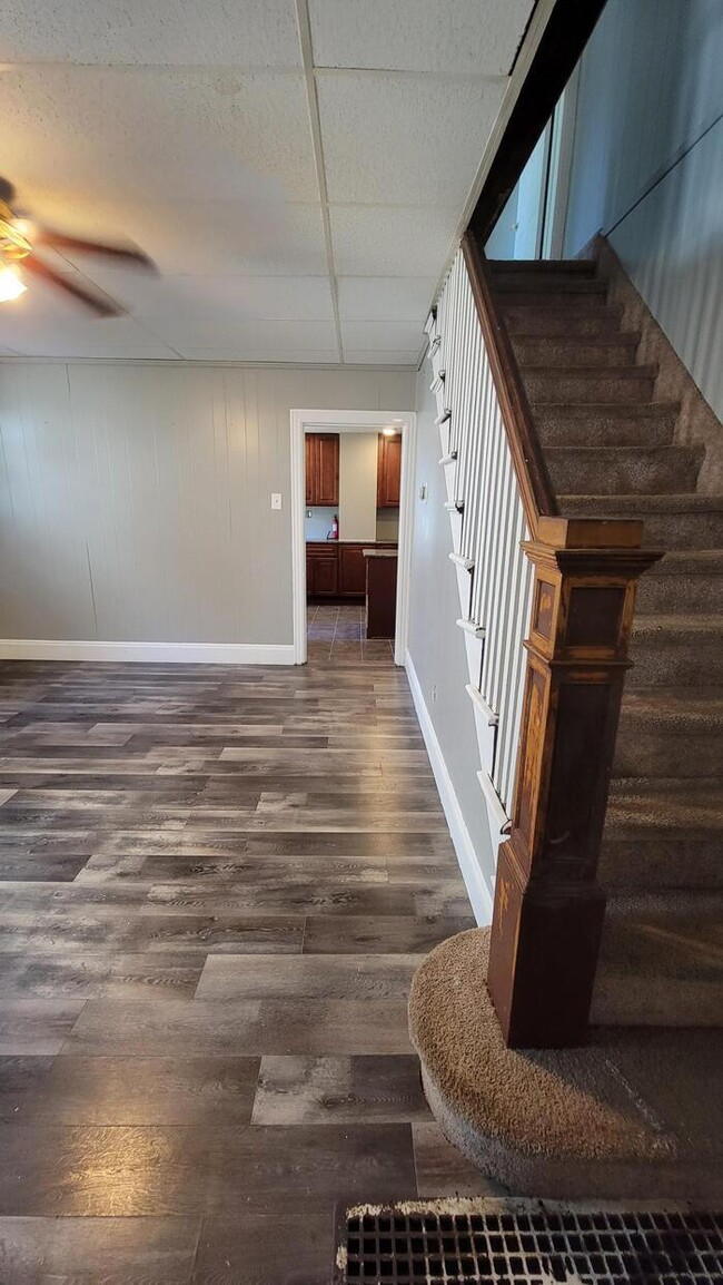 Building Photo - Beautifully remodeled and pet friendly