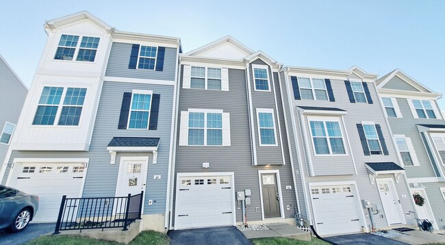 Foto del edificio - 4 Bed / 2-1/2 Bath Single Family Townhome w/1-Car Garage