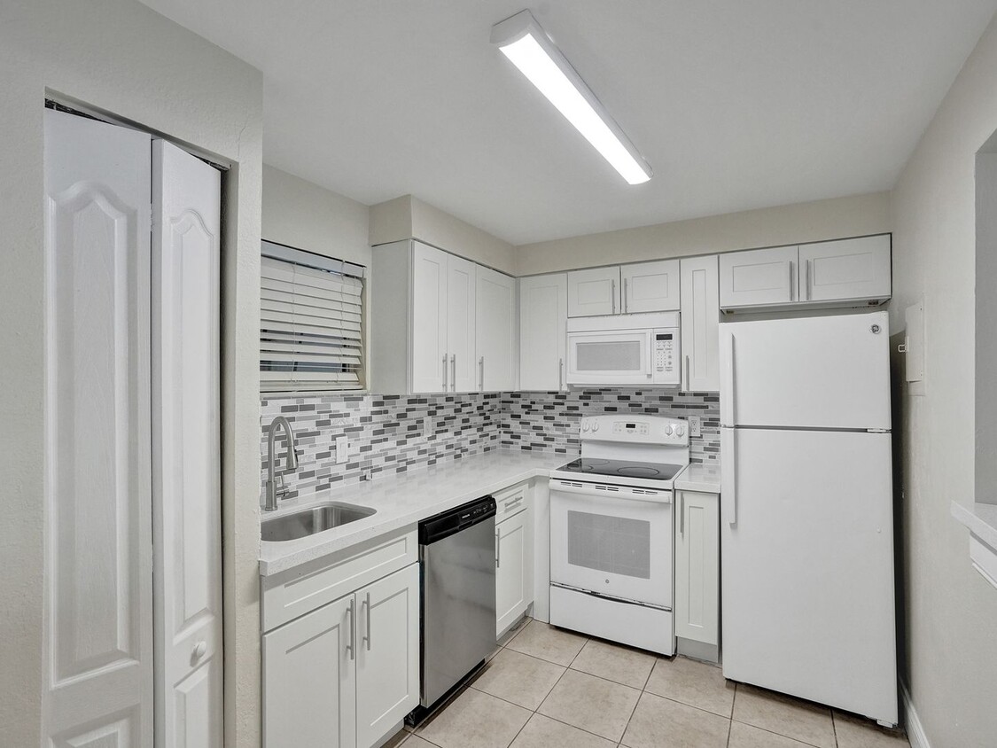 Primary Photo - Modern & Spacious 2-Bedroom Condo – Prime ...