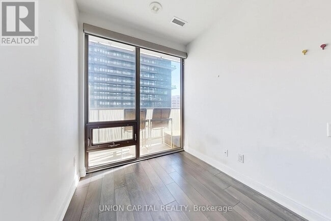 Photo du bâtiment - 50 Charles St E