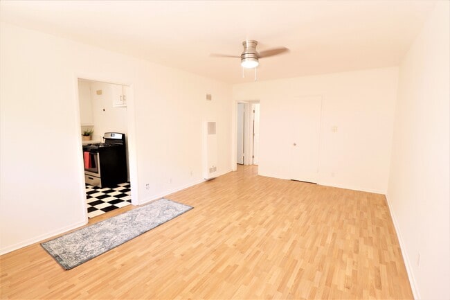 Building Photo - 4100 W McFarlane Ave