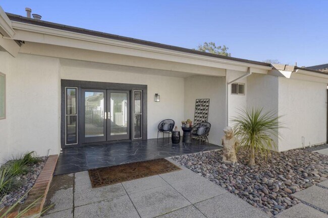 Building Photo - 3515 Lomas Serenas Dr