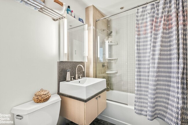 Building Photo - 120 Greenwich St