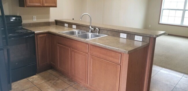 Foto del edificio - Beautiful 4 Bedroom, 4 Bath Townhome – Cedar Falls May 2025!