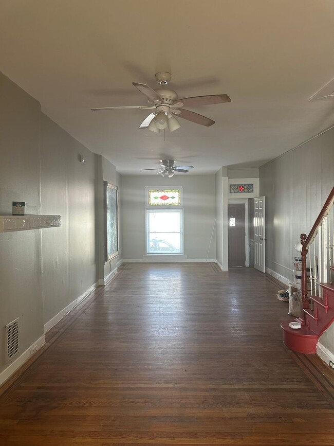 Building Photo - Spacious Home! W/D Hook-Up! Available Now!