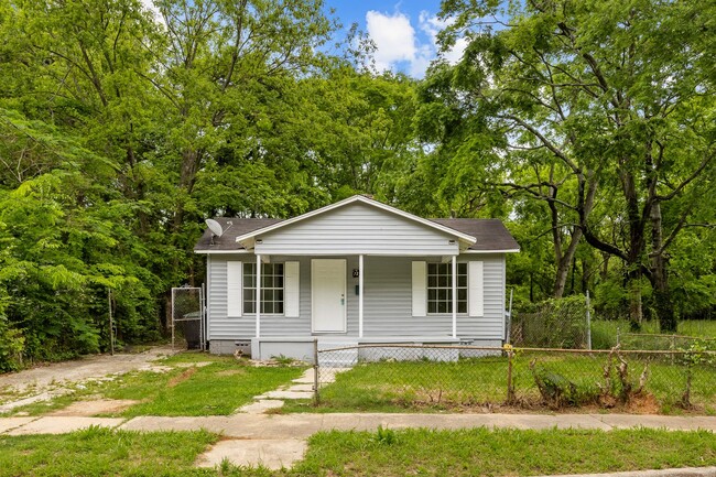 Building Photo - Charming and Newly Renovated 3 Bedroom 1 B...