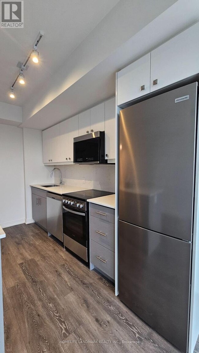 Building Photo - 2 Manderley Dr