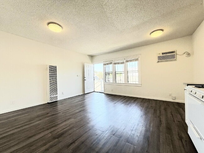 Building Photo - 2926 1/2 Dalton Ave