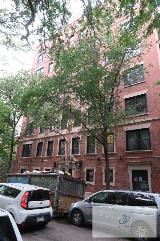 Building Photo - 426 W Briar Pl