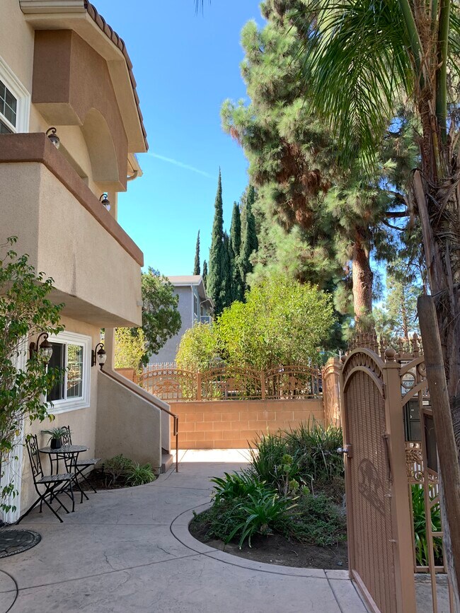 Foto del edificio - 17088 Chatsworth St