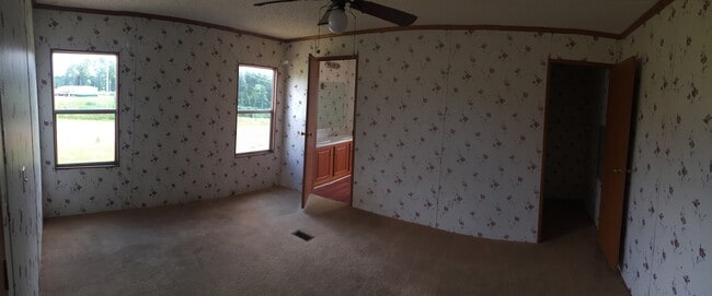 Building Photo - 3 BDR / 2BA Newly Renovated