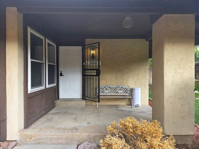 Building Photo - Massive 5 Bedroom Townhouse in Aurora