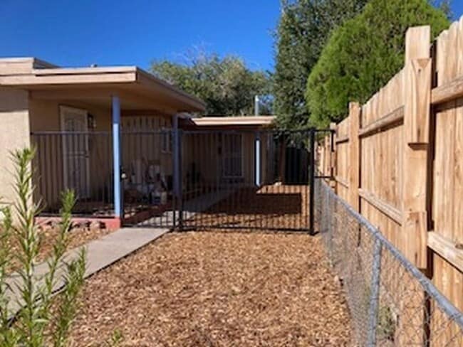 Front Courtyard - 225 Grove St NE