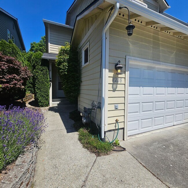 Building Photo - Move-In Ready Silverdale Home Close to Everything