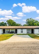 Building Photo - 9000 Woodbine Dr