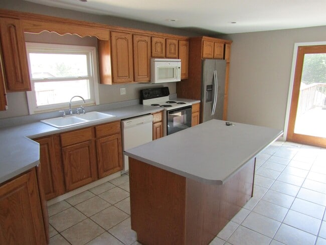 Building Photo - 844 Clarke Dr