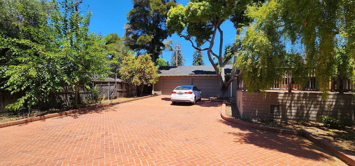 Foto del edificio - Large Home in heart of downtown yet close to campus and stores