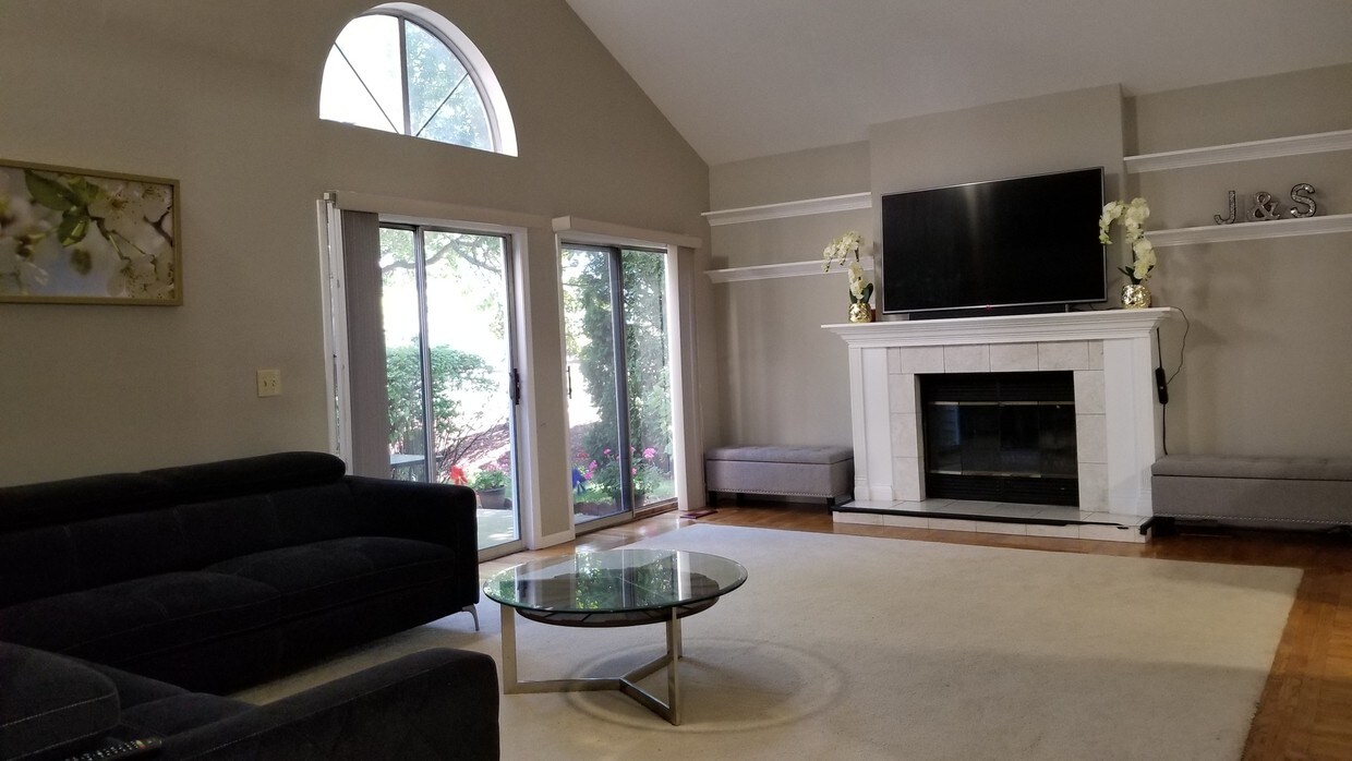 340 W Ivy Ln, Arlington Heights, IL 60004 Townhome Rentals in