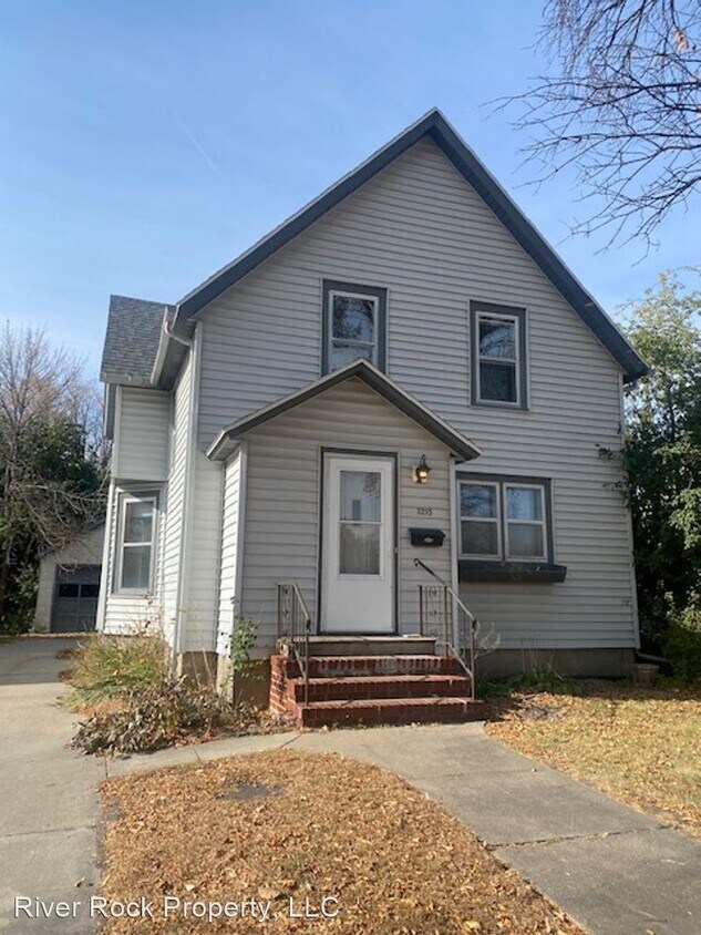1215 6th St S, Moorhead, MN 56560 House Rental in Moorhead, MN